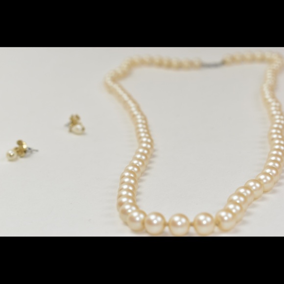 Pearl set necklace and the earrings - Picture 6 of 8